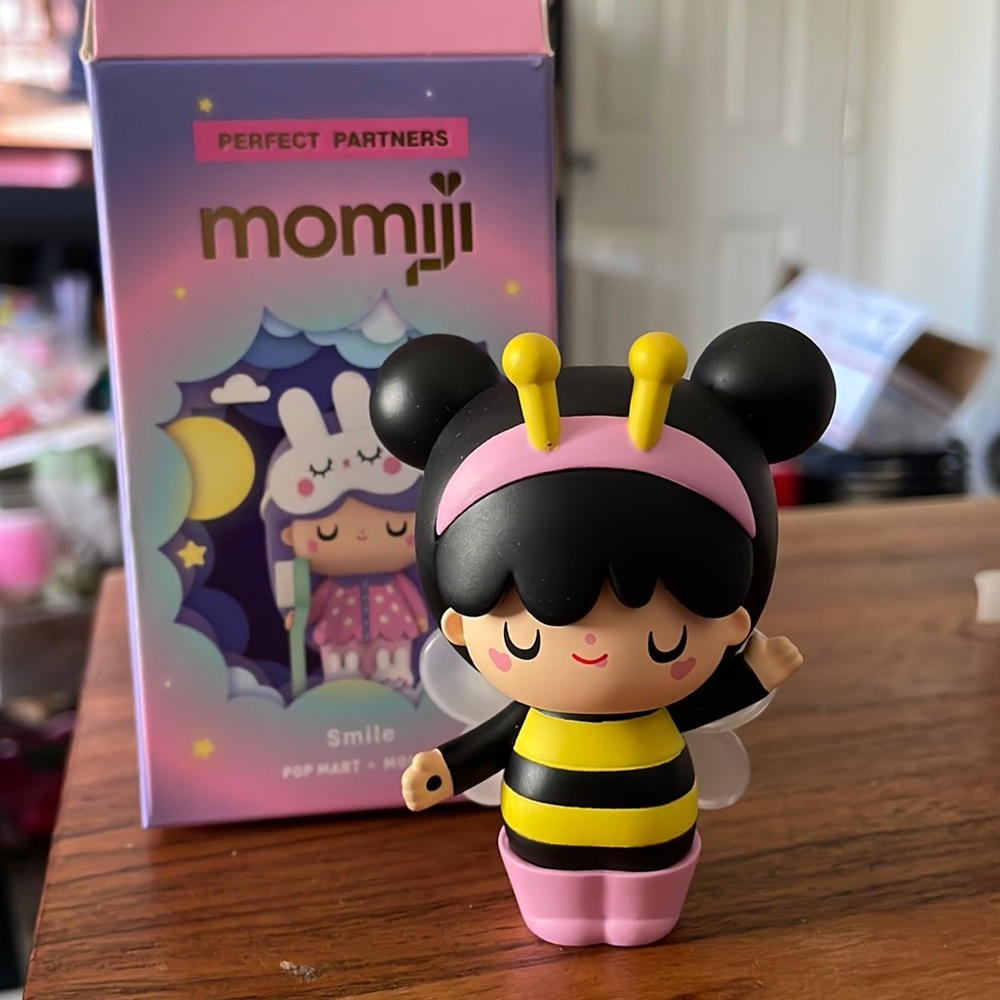 Super cute kawaii momiji perfect partners figure Bumble bee art toy